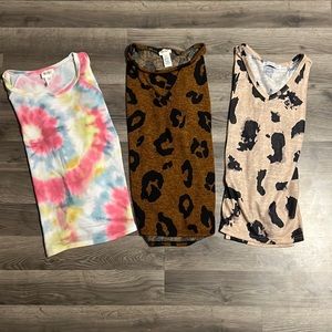 Size small. 3 long sleeve shirts